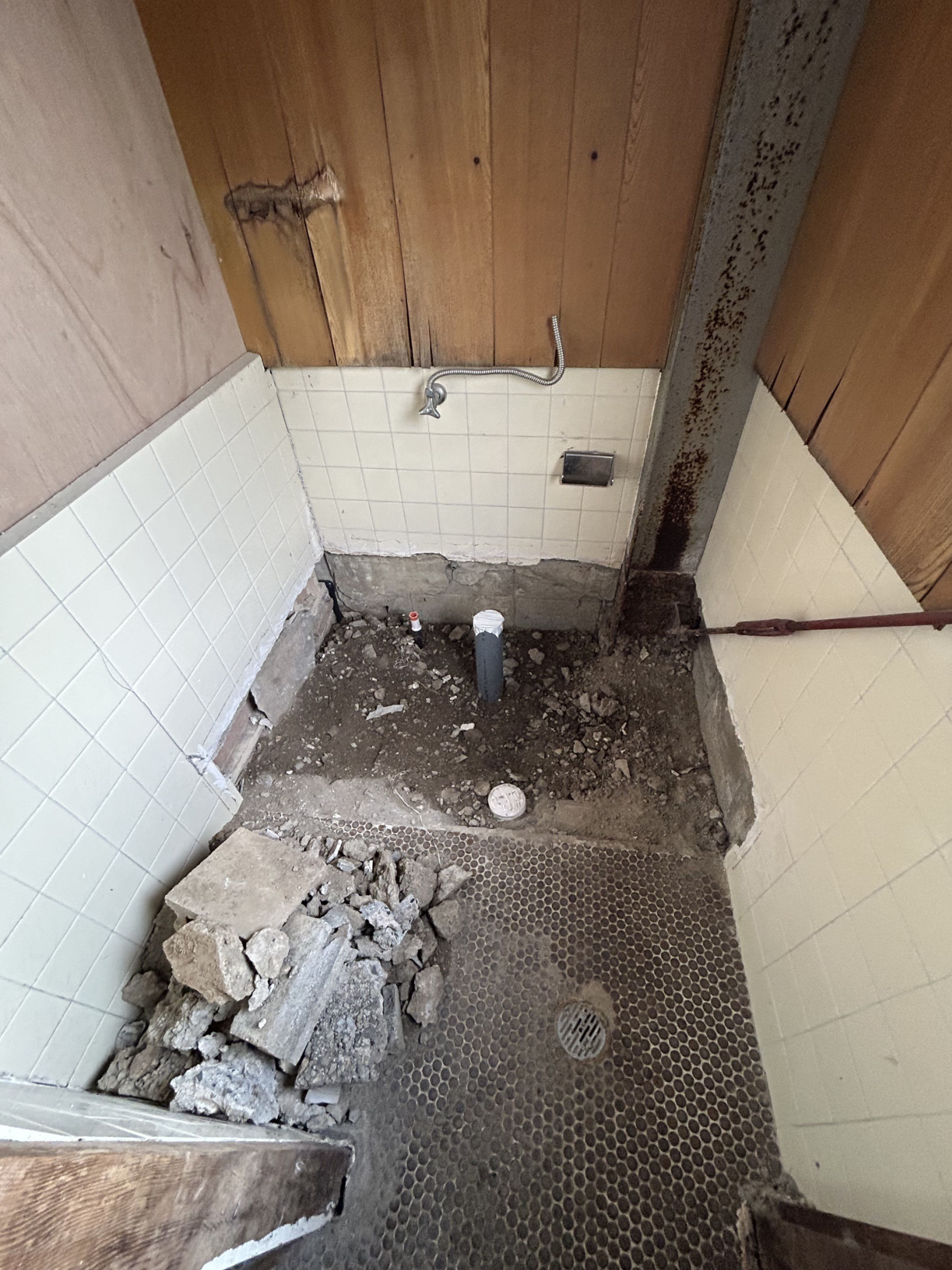 【工事スタート】岸和田市箕土路町 物件の浄化槽撤去およびトイレ入れ替え工事が始まりました!